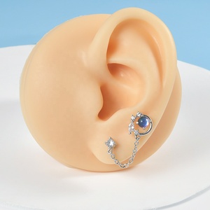 Orecchini a perno in <span class=keywords><strong>acciaio</strong></span> <span class=keywords><strong>chirurgico</strong></span> placcato oro con doppia catena e zirconi, a forma di fiore, luna e stella, alla moda, per trago, elice e lobo dell'orecchio, da donna - Product Image 6