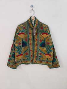 เสื้อแจ็คเก็ตปักลายสัตว์สีเขียวกำมะหยี่แบบซูซานี  เสื้อโค้ทฤดูหนาวสำหรับทุกเพศ สไตล์ชาติพันธุ์สุดชิค ผู้ผลิตและส่งออก OEM จากอินเดีย ทำจากผ้าฝ้าย - Product Image 5
