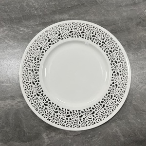 <span class=keywords><strong>Assiette</strong></span> de présentation en céramique ajourée en dentelle rose blanche - Vaisselle de luxe pour l'hôtellerie, la restauration et la décoration de table de mariage - Product Image 1