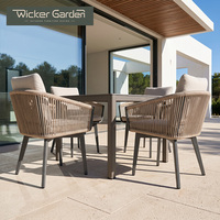 Ensemble de table et chaises de salle à manger d'extérieur moderne en cinq pièces, chaises en corde, tables carrées en pierre, durables et imperméables pour hôtels, vente en gros