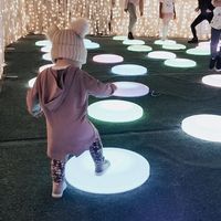 Parc d'attractions pour enfants Carreaux de sol à led interactifs rougeoyants Jeu Fête de luxe Allumer les carreaux de piste de danse ronds à led sensibles