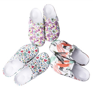 Zoccoli Leggeri Antiscivolo all'Ingrosso, Scarpe Bianche in EVA Stampate per Infermieri e Personale Ospedaliero - Product Image 1