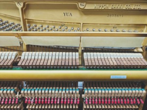 Piano Vertical Yamaha de 88 Teclas, Estilo Clásico, Teclas Contrapesadas, Tablero de Sonido de Madera Sólida, Montaje en Suelo YUA YU3 - Product Image 5