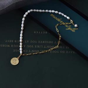 Collar de Perlas de Agua Dulce con Baño de Oro de 14K, Diseño Circular con Aguja Ajustable, Estilo Único y Moderno - Product Image 2