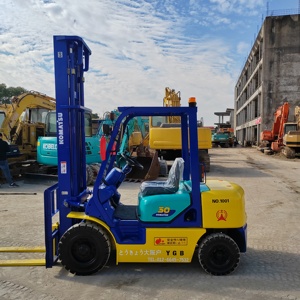 Chariot élévateur diesel Komatsu FD30 3 tonnes d'occasion, d'origine japonaise, pour la manutention de matériaux. - Product Image 1