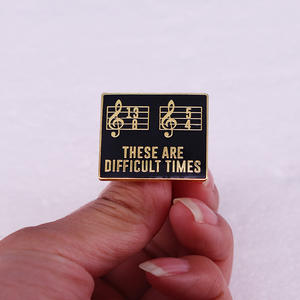 เข็มกลัดโน้ตดนตรีสี่เหลี่ยมชุบทองมีคำที่เป็นบวกหรูหราสลักเป็นแผ่นป้ายเคลือบ - Product Image 3