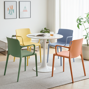 Chaise <span class=keywords><strong>de</strong></span> salle à manger convertible empilable d'extérieur en PP épais <span class=keywords><strong>de</strong></span> style nordique à prix abordable avec dossier et accoudoirs en <span class=keywords><strong>plastique</strong></span> pour la maison et la salle <span class=keywords><strong>de</strong></span> sport - Product Image 2