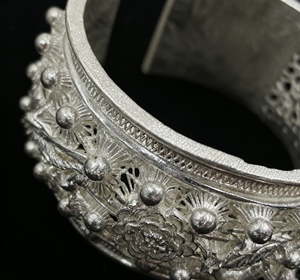 Nuevas pulseras de plata Miao inspiradas en la moda de París-Estilo étnico, puños de brazo tallados, pulsera de plata de Diseño ancho único Bohemio - Product Image 4