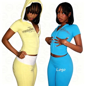 Abbigliamento Y2K da Donna, Tute Estive Personalizzate con Logo, Strass e Diamanti, Set Due Pezzi con Giacca con Cappuccio e Pantaloni Capri - Product Image 1