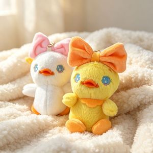 Mini Peluches Canard Jaune Mignon <span class=keywords><strong>en</strong></span> Forme de Nœud, Porte-clés, Pendentif de Sac, Jouet <span class=keywords><strong>en</strong></span> Peluche Doux et Moelleux, Breloque pour Sac à Main, Vente <span class=keywords><strong>en</strong></span> Gros - Product Image 2