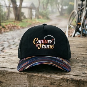 Gorra Trucker Negra Personalizada con Malla Trasera, Visera con Estampado Colorido y Bordado Degradado para un Estilo Urbano Informal - Product Image 5