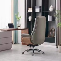 Chaise de bureau de direction confortable en cuir véritable pour grands bureaux, chaise d'ordinateur pour le travail à domicile et les longues sessions d'utilisation, idéale pour les influenceurs.
