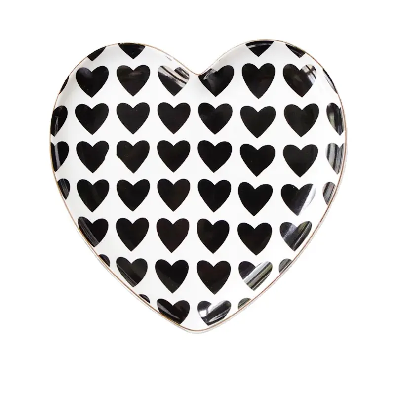 रोमांटिक दिल के आकार का मिठाई खाने के प्लेट सिरेमिक तालिका सजावट काले और सफेद ज्यामितीय सोने के फ्रेम घर सजावट Tablewares
