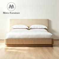 Lit plateforme pour hôtel et maison avec cadre en bois moderne rembourré en tissu, tête de lit crème, tailles Queen et King, mobilier de chambre