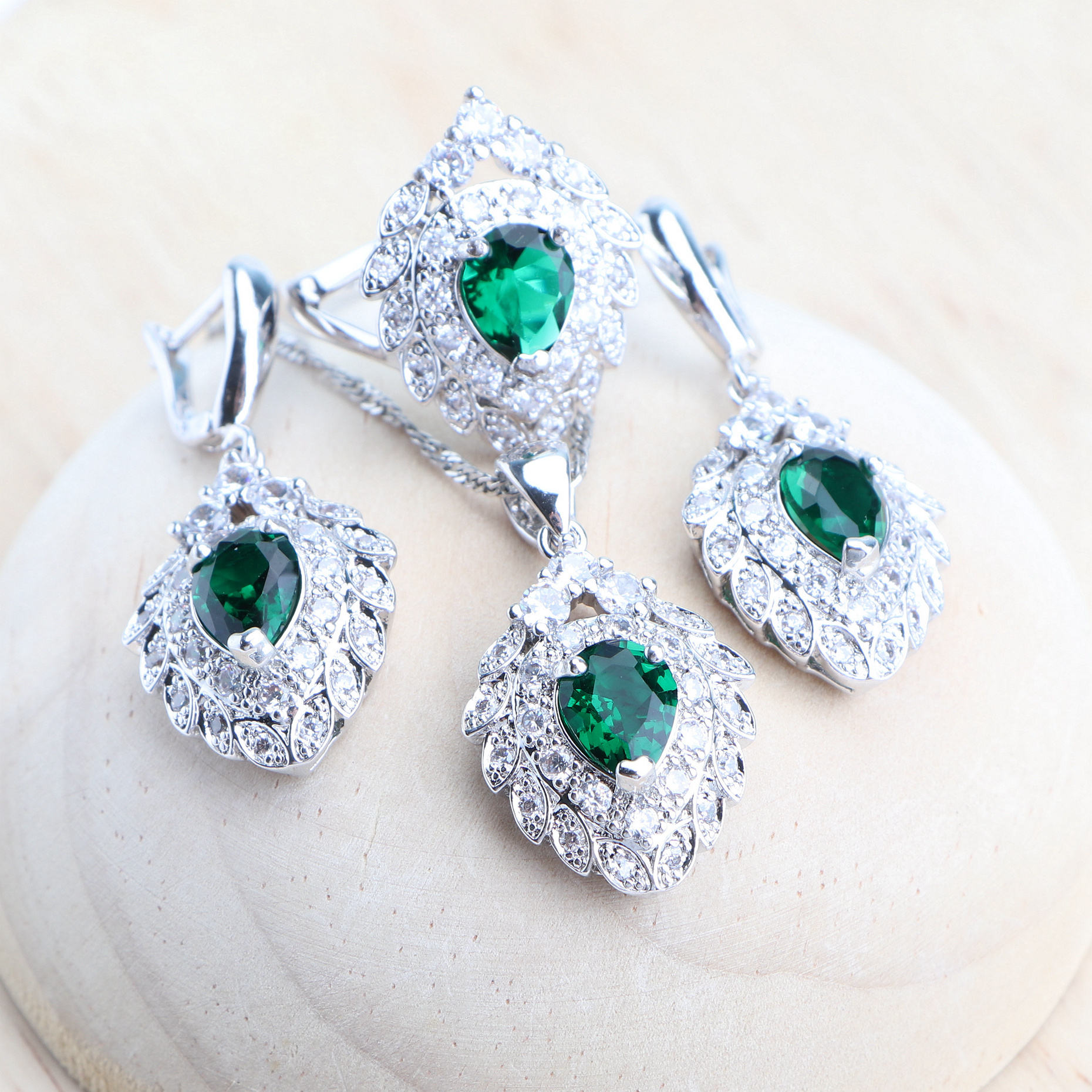 สีเขียว