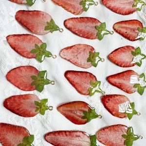 2024 새로운 사랑스러운 수지 드라이 프레스 진짜 딸기 매력 펜던트 개인화 된 귀여운 과일 매력 DIY 보석 만들기 - Product Image 3