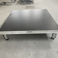 Plataforma de Escenario Portátil de Aluminio con Patas Cuadradas Negras, Piso de Madera Contrachapada para Conciertos y Eventos