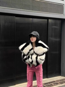<span class=keywords><strong>Cappotto</strong></span> Invernale da Donna con Motivo <span class=keywords><strong>Zebrato</strong></span>, Top Corto Antivento, Pelliccia, Taglie Forti, Lunghezza Corta, Stile Ampio per Tenersi al Caldo - Product Image 4