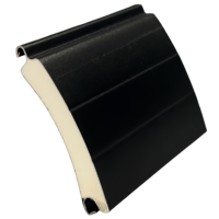 Panneau de porte à enroulement isolé moderne en acier moussé de 77 mm avec vis pour applications industrielles, entrepôts, garages et devantures de magasins
