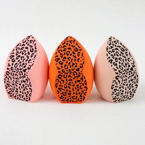 Éponge de maquillage audacieuse à imprimé léopard, grande taille, double usage (application humide et sèche), coupe trois côtés, douce et respectueuse de la peau - Product Image 4