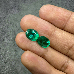Paire de pierres précieuses vertes naturelles émeraude ovale de 4,29 carats, facettées, pour boucles d'oreilles, bagues et bijoux - Product Image 1