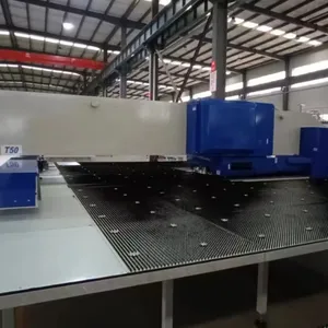 Alta qualidade e custo-benefício 50 toneladas Placa De Aço CNC Máquina De Perfuração Turret Punch Press Coordenado Punch Machine