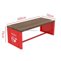 Ensemble de mobilier de bar industriel en fer rouge et noir – Sièges durables et résistants à l'eau pour hôtel, maison ou extérieur avec logo boisson/musique