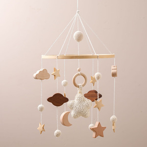 Mobile de lit bébé moderne décoratif avec télécommande, projection apaisante ciel étoilé, jouet en bois et feutre doux - Product Image 5