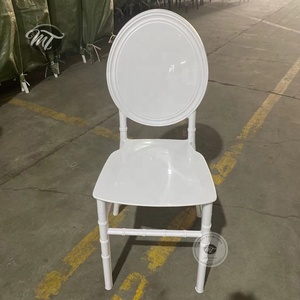 Chaise en plastique <span class=keywords><strong>de</strong></span> phénix blanche <span class=keywords><strong>de</strong></span> dos solide ronde en plastique <span class=keywords><strong>de</strong></span> résine <span class=keywords><strong>de</strong></span> pp d'empilage sans bras <span class=keywords><strong>de</strong></span> jardin bon marché extérieur commercial pour la <span class=keywords><strong>location</strong></span> d'événement - Product Image 1