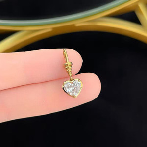 Pendentif Flacon de <span class=keywords><strong>Parfum</strong></span> en Or Jaune 18K avec Diamant de Laboratoire à Trois Griffes, Forme Cœur Polyvalent, Style Frais, Bijou Fin et Charme Délicat - Product Image 4