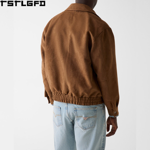 เสื้อแจ็คเก็ตบอมเบอร์หนังกลับเทียมแบบตัดเย็บสำหรับผู้ชาย สีน้ำตาลแทน คอตั้ง กันลม สตรีทแวร์ เสื้อคลุมกันหนาว ผู้ผลิตขายส่ง - Product Image 2