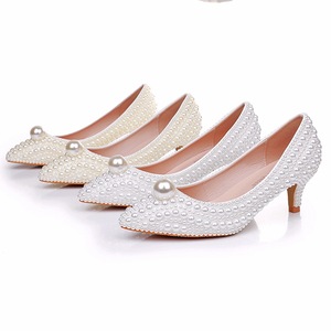 <span class=keywords><strong>5</strong></span> <span class=keywords><strong>cm</strong></span> nouvelle tendance blanc <span class=keywords><strong>Beige</strong></span> luxe pompes chaussures de mariage pour mariée femmes mariée <span class=keywords><strong>talon</strong></span> aiguille bout fermé pompes avec perle - Product Image 4