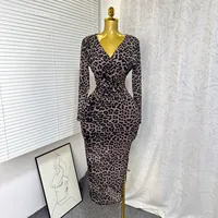Robe longue élégante à imprimé léopard avec col en V croisé et strass pour femme, coupe ajustée, tenue de soirée