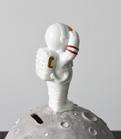 Design créatif boîte à monnaie Spaceman support lune tirelire maison décorative résine astronaute Statue à vendre