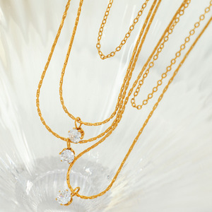 Collar de Oro en Capas con Doble Cadena y Colgante de Zirconia, Estilo Minimalista, Gargantilla, Joyería de Moda - Product Image 1