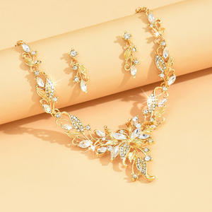 Parure de bijoux exquise et romantique en forme de goutte d'eau, avec strass en cristal, collier ras du cou et boucles d'oreilles en alliage de zinc haut de gamme, vente en gros - Product Image 4