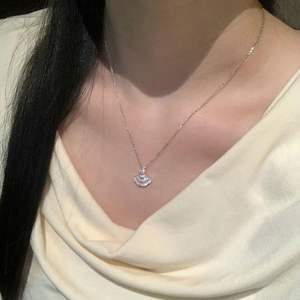 Collar con Colgante de Rubí Ovalado en Forma de Huevo de Paloma, Plata de Ley S925, con Diseño de Lujo en Platino, Estilo Niche Light Touch - Product Image 2