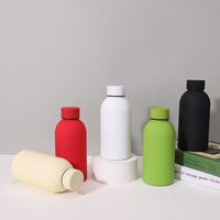 Botella de agua de acero inoxidable 304, botella de bebida deportiva de boca pequeña de una sola capa con correa de transporte, diseño portátil colorido, nuevo