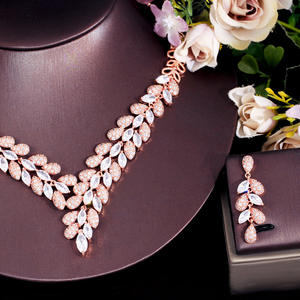 Set Perhiasan Kalung dan Anting Premium Cubic Zircon Desain Daun Mewah Warna Emas Dubai untuk Wanita Aksesoris Pesta Pertunangan - Product Image 3