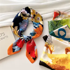 Sciarpe di <span class=keywords><strong>seta</strong></span> quadrate con stampa digitale personalizzata all'ingrosso con Design a fiore rosso <span class=keywords><strong>verde</strong></span> sciarpa di <span class=keywords><strong>seta</strong></span> con Logo stampato da donna sciarpe di raso - Product Image 1