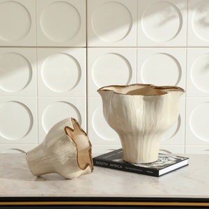 Vaso in Ceramica Flolenco Bianco Crema con Bordo Dorato <span class=keywords><strong>e</strong></span> Bordi Ondulati, Vaso Floreale Texturizzato per Composizioni di Fiori Secchi, Decorazione d'Interni - Product Image 5