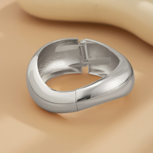 Brazaletes abiertos de onda Irregular a la moda, brazalete para mujer, brazalete minimalista de Metal pesado dorado, regalos de joyería nuevos - Product Image 6