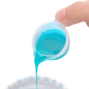 Mini-gobelet en <span class=keywords><strong>silicone</strong></span> pour mélange et distribution de résine époxy, idéal pour la création de bijoux et l'artisanat en résine - Product Image 4