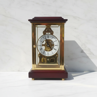 Horloge de bureau squelette à pendule frontal en laiton doré style français, avec boîtier en bois et répétiteur 7 jours, sur base en bois