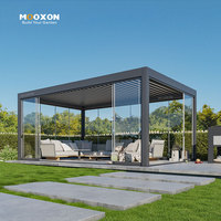 Pérgola bioclimática moderna con persianas ajustables y sistema de luz LED integrado
