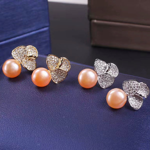Orecchini a Perno da Donna Yaxunacc Classici Placcati Oro in Ottone con Micro-incastonatura di Zirconi e Perla a Tre Petali con Perla d'Acqua Dolce - Product Image 4