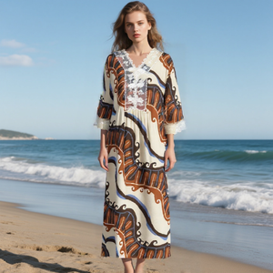 Caftán vintage con estampado de ondas y ribete de encaje blanco, corte holgado, vestido largo para vacaciones o resort. - Product Image 1
