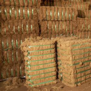 Fibra de coco marrón dorado de 5-25cm de longitud, 3% impurezas, envasada en pacas de 100kg, uso de relleno natural - Product Image 1