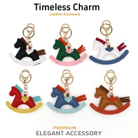 Porte-clés pendentif cheval à bascule en cuir créatif et mignon, pendentif de sac pour couple, dessin animé rembourré en coton à suspendre