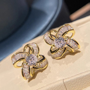 Eleganti Orecchini a Perno con Zirconi Floreali, Gioielli di Lusso Minimalista per Donna, Uso Quotidiano, Regalo Chic - Product Image 5